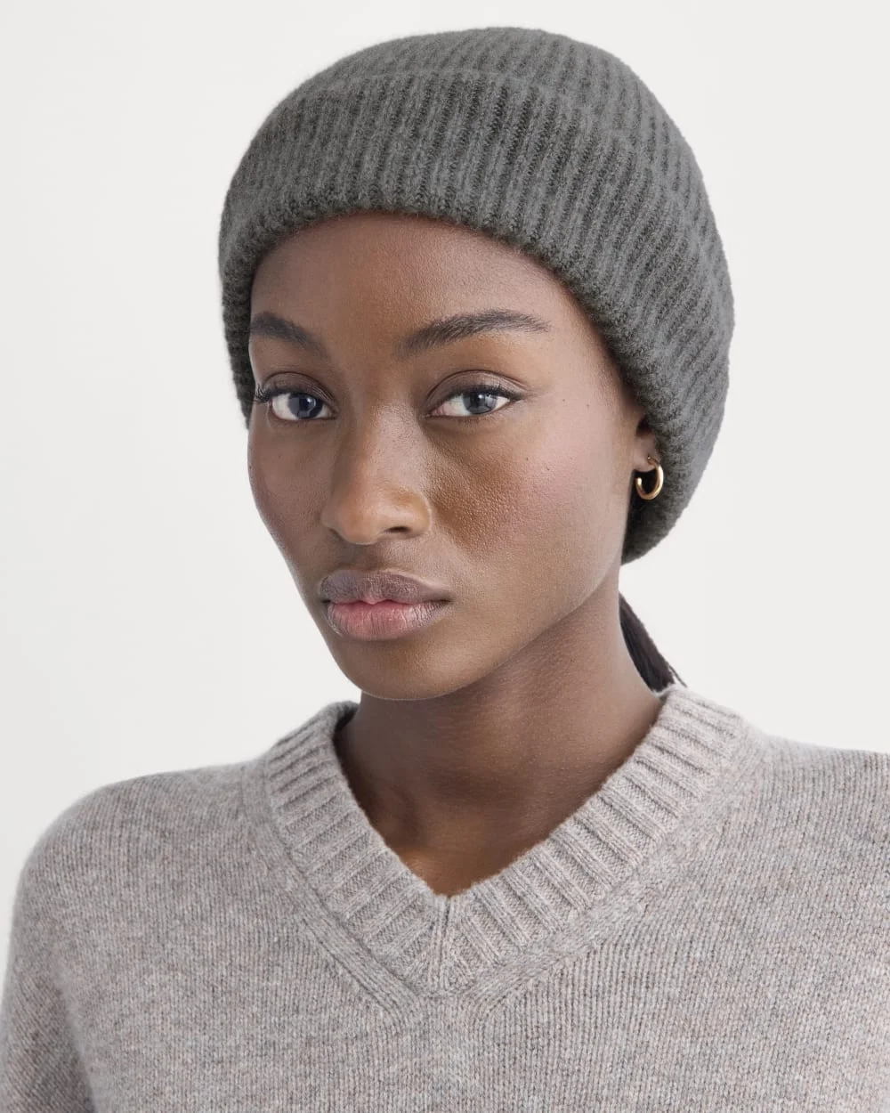 The Cashmere Ribbed Beanie | Heather Charcoal (2)
