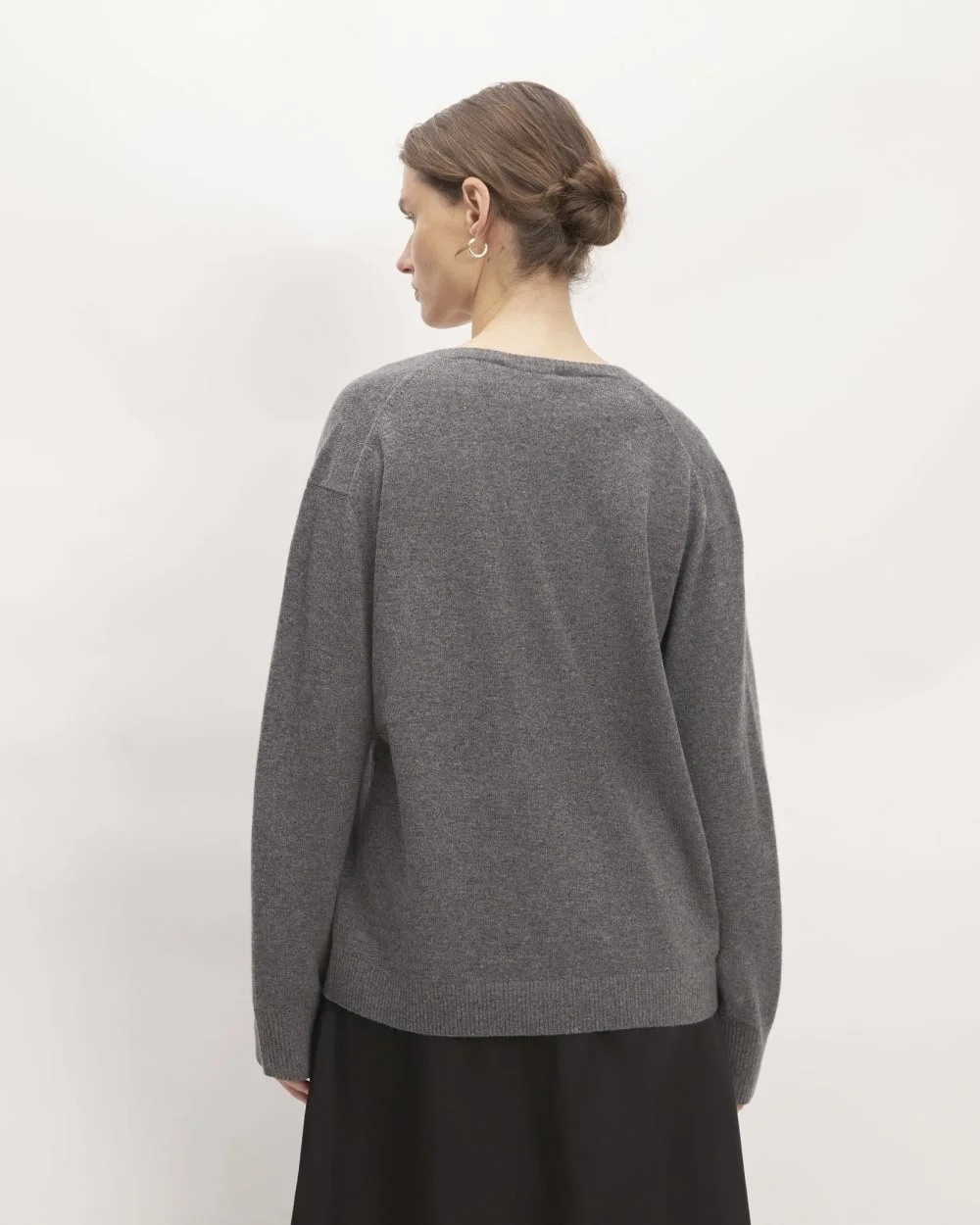 The Classic V in Cashmere | Heather Charcoal (2)