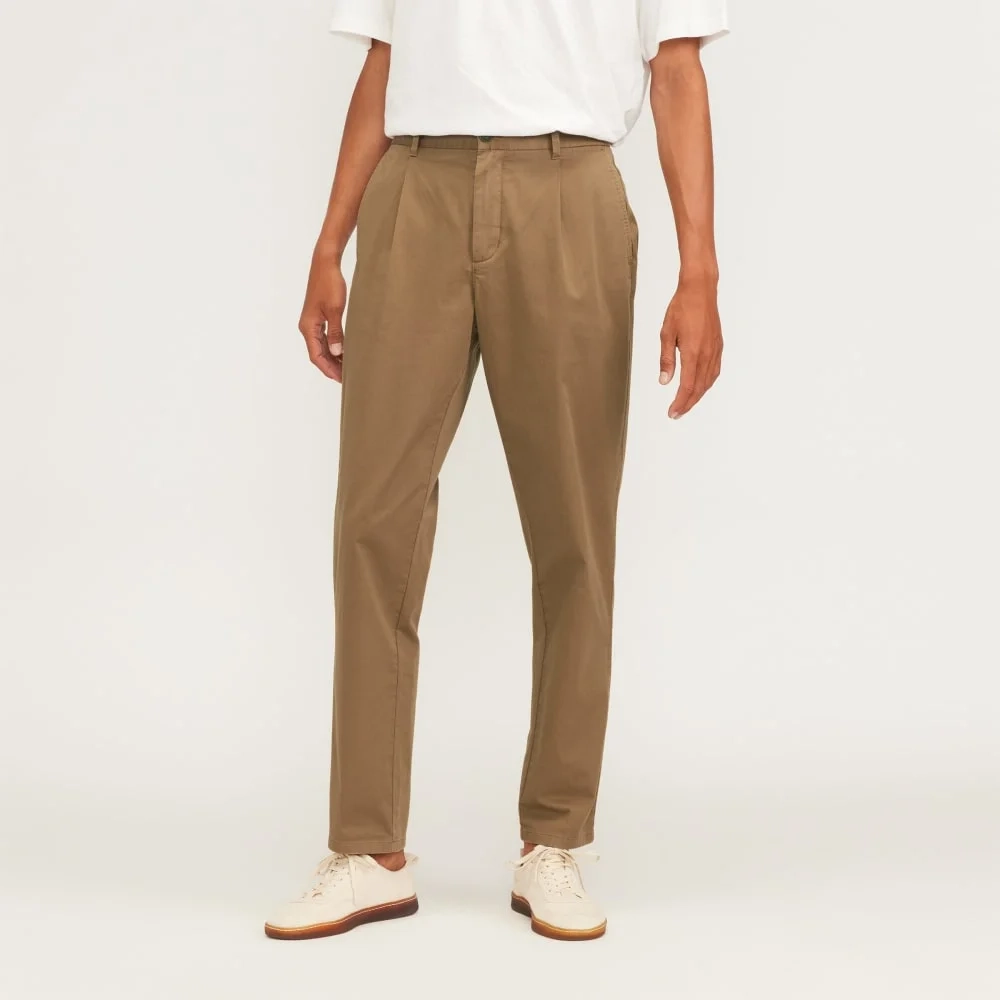 The Pleated Air Chino | Toasted Coconut (2)