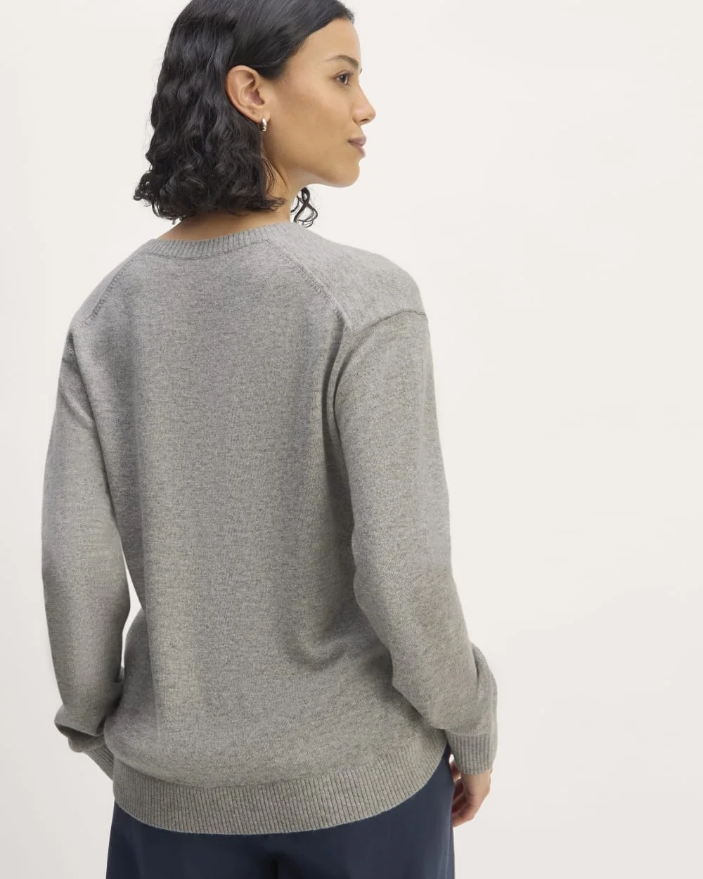 The Classic V in Cashmere | Light Heather Grey (2)