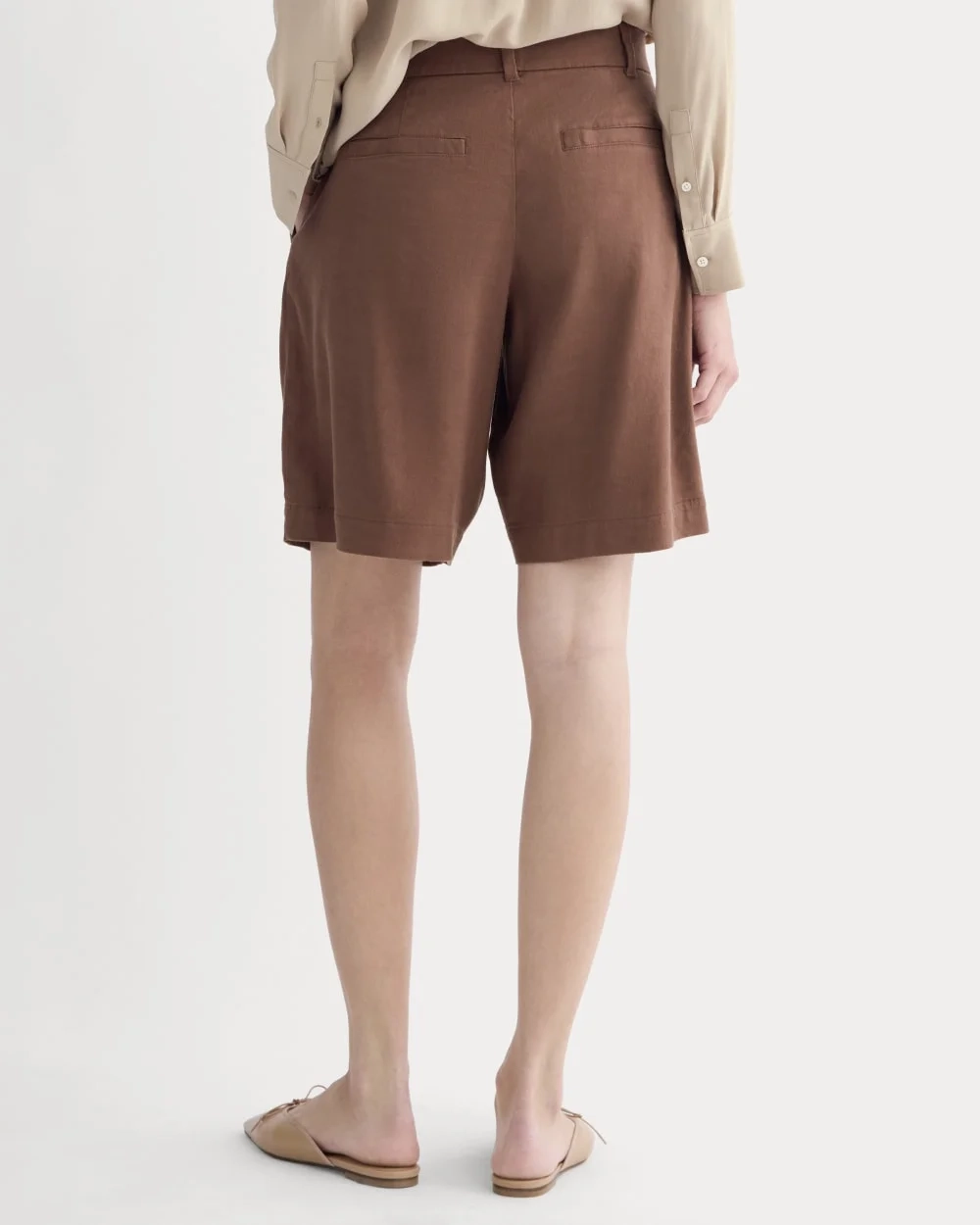 The Pleated Short in Stretch Linen | Cedarwood (2)
