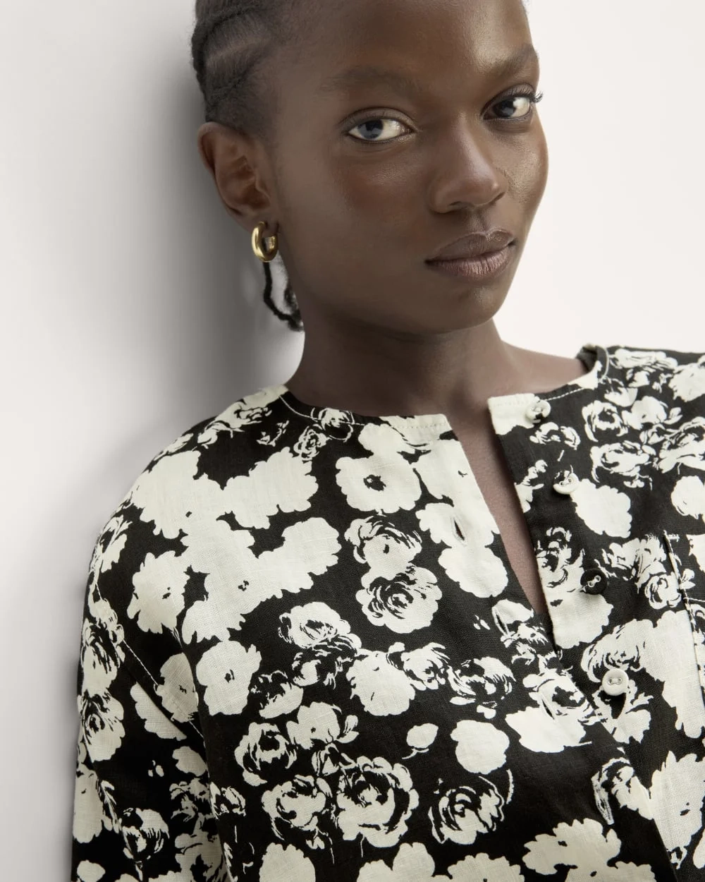 The Popover Shirt in Linen | Black / Bone Floral (2)