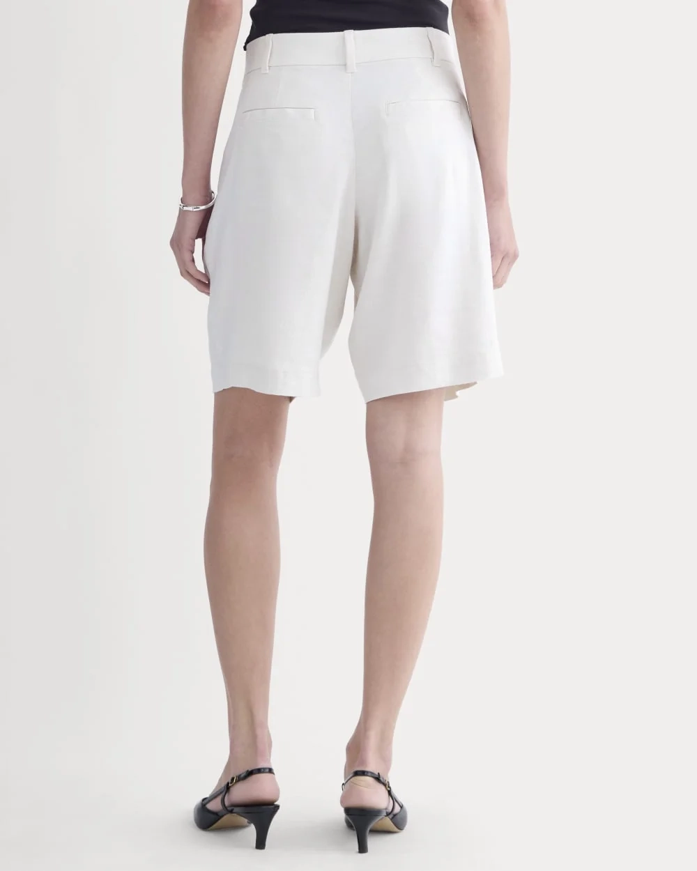 The Pleated Short in Stretch Linen | Natural Chambray (2)