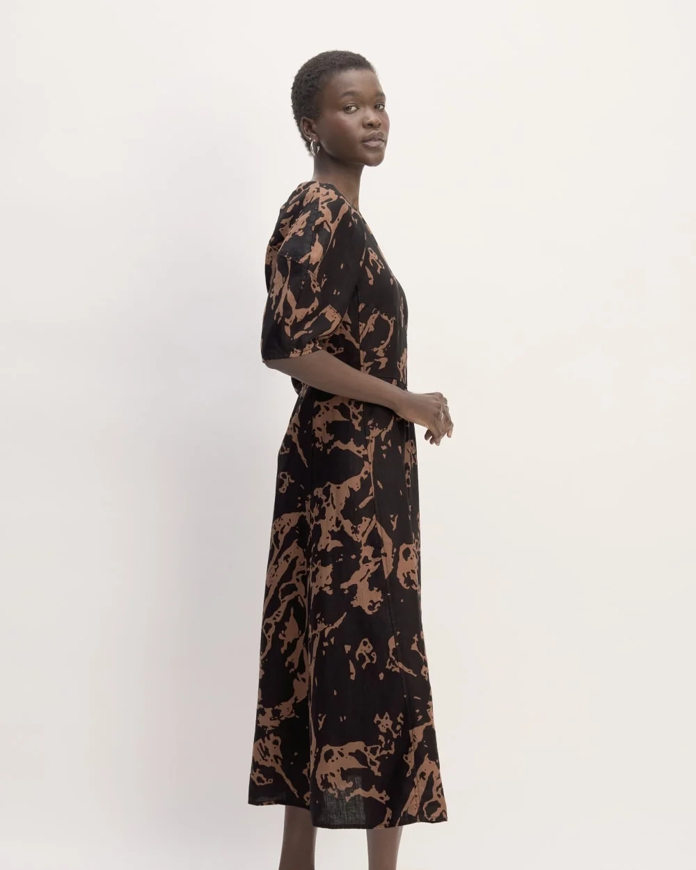 The Linen Short-Sleeve Scoop Midi Dress | Carob Brown Abstract (2)