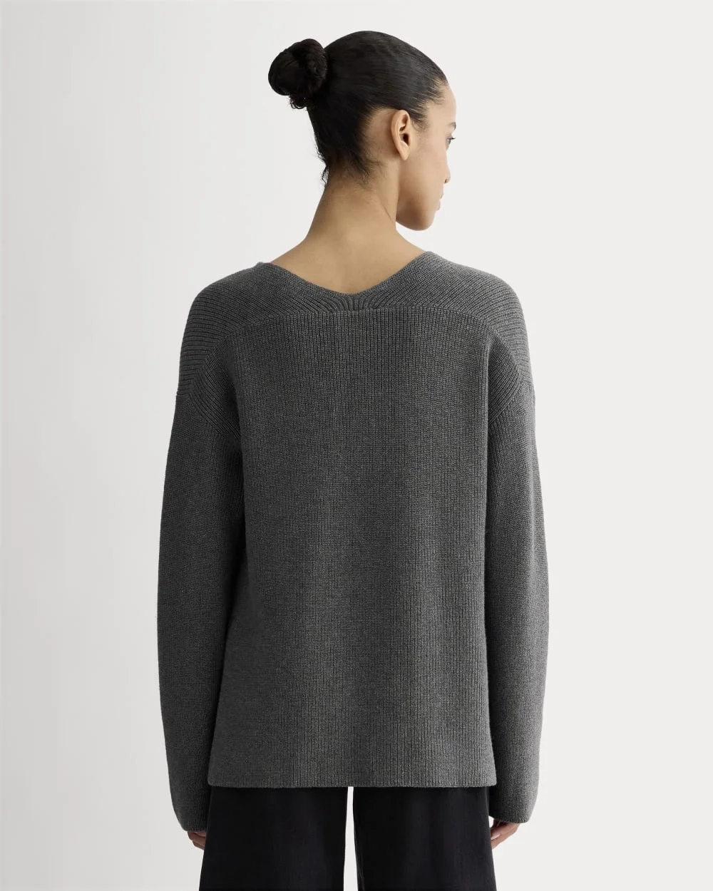 The Slouchy V-Neck in Everyday Cotton | Heathered Charcoal (2)