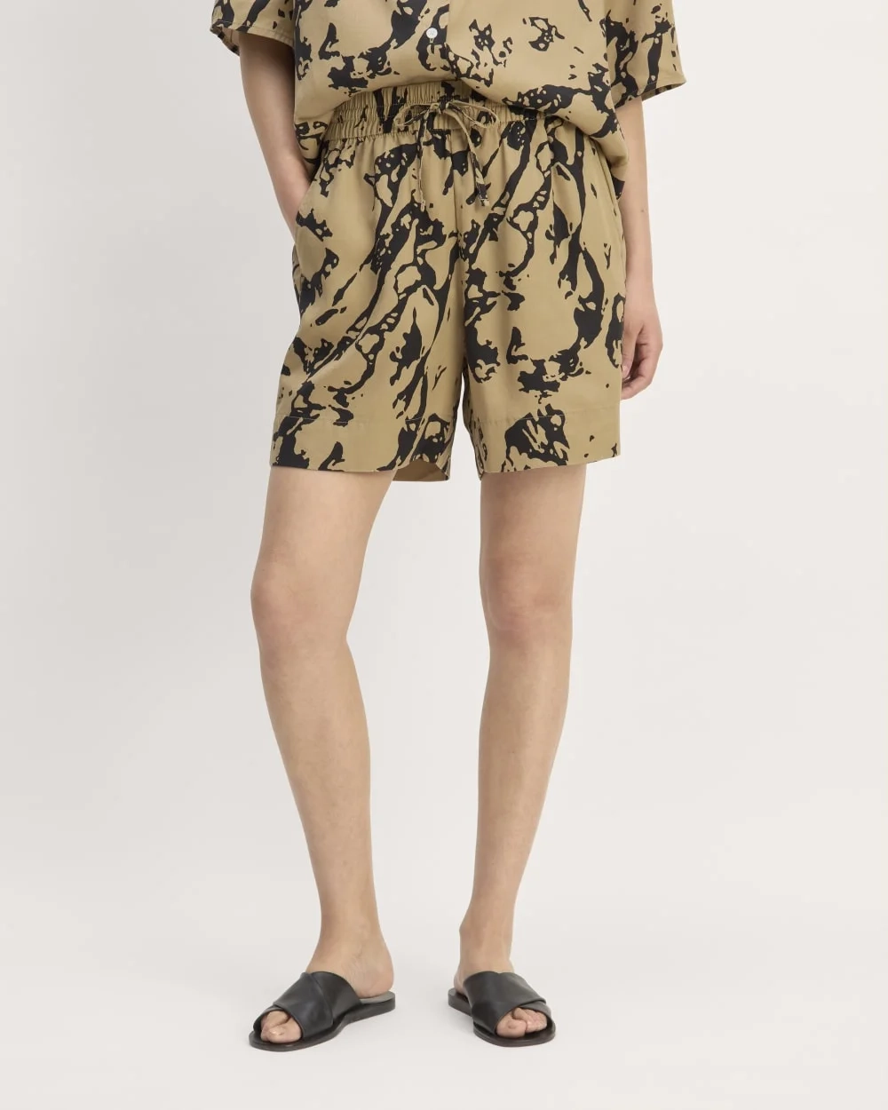 The Vacation Short | Black / Cornstalk Abstract (2)