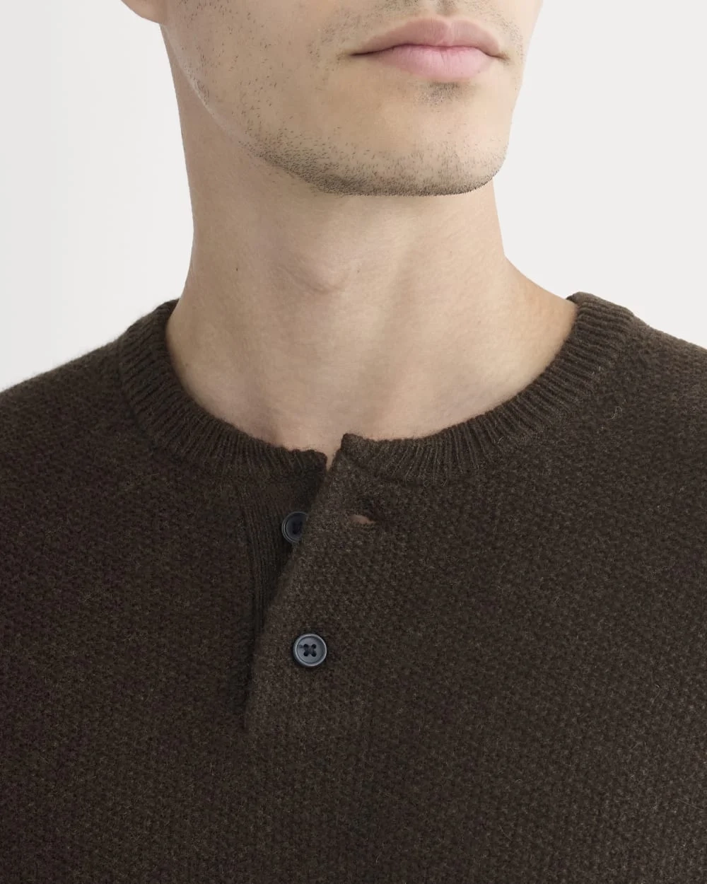 Henley in Wool Cashmere | Americano (2)