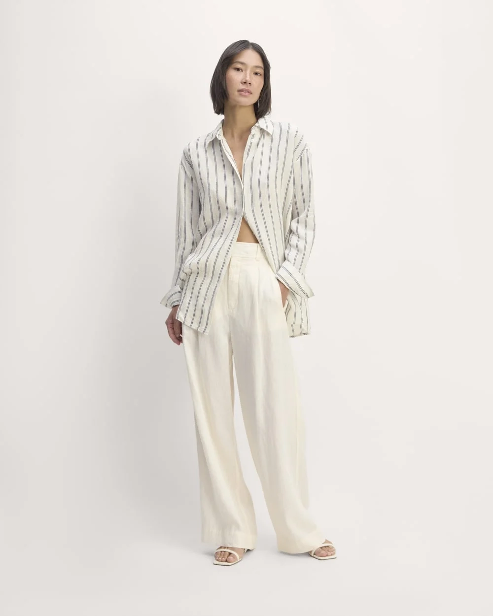 The Boyfriend Shirt in Linen | Bone/Navy (2)