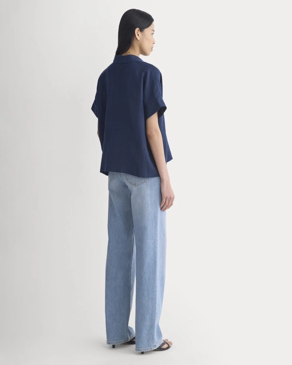 The Boxy Shirt in Linen | Navy (2)