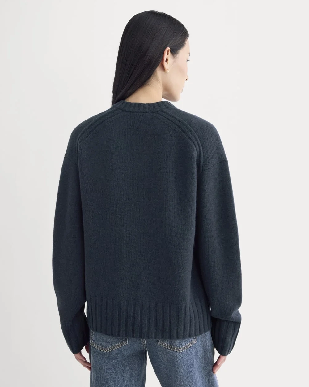 V-Neck Sweater in Extrafine Luxe Merino | Navy (2)