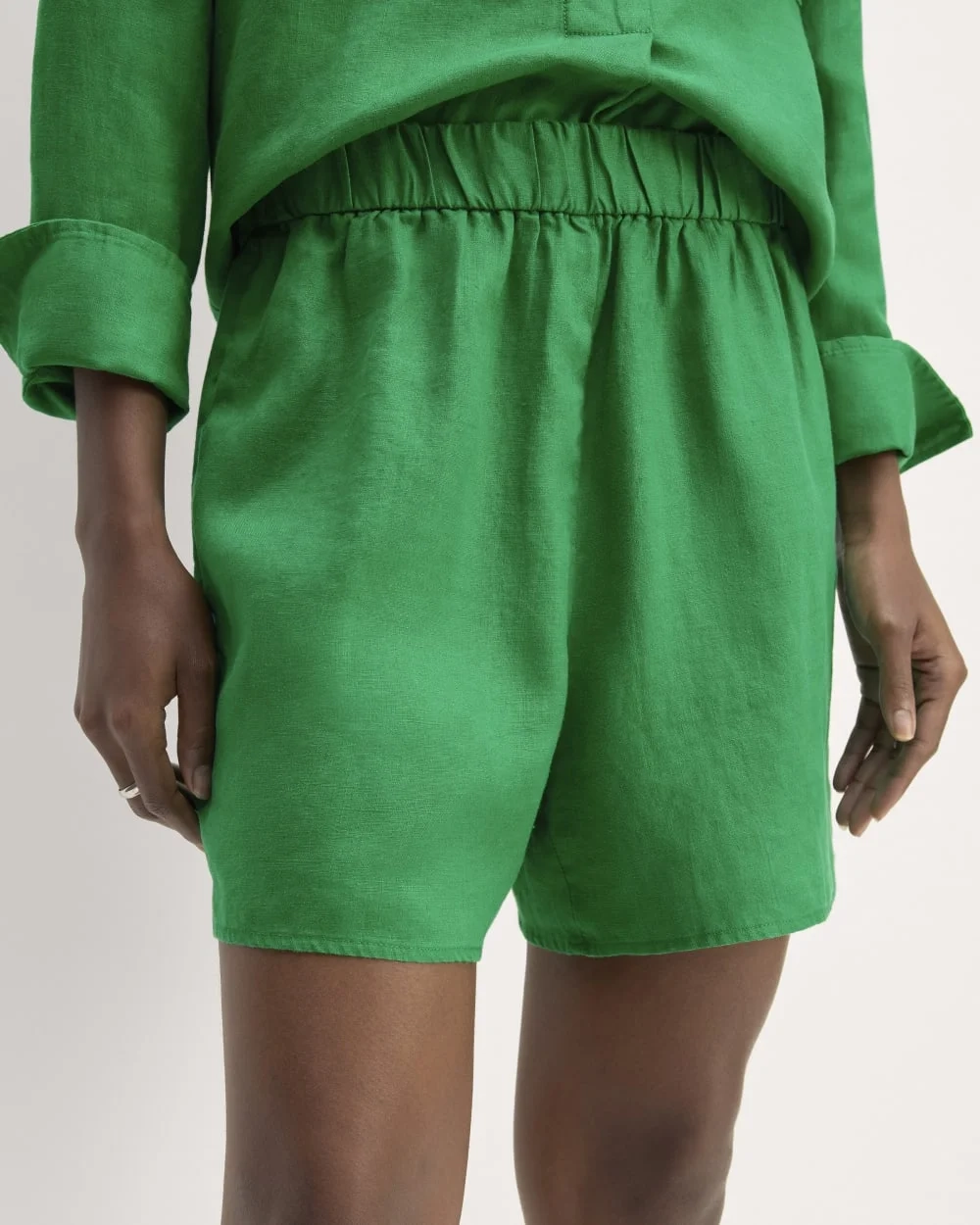 The Linen Easy Short | Grass Green (2)