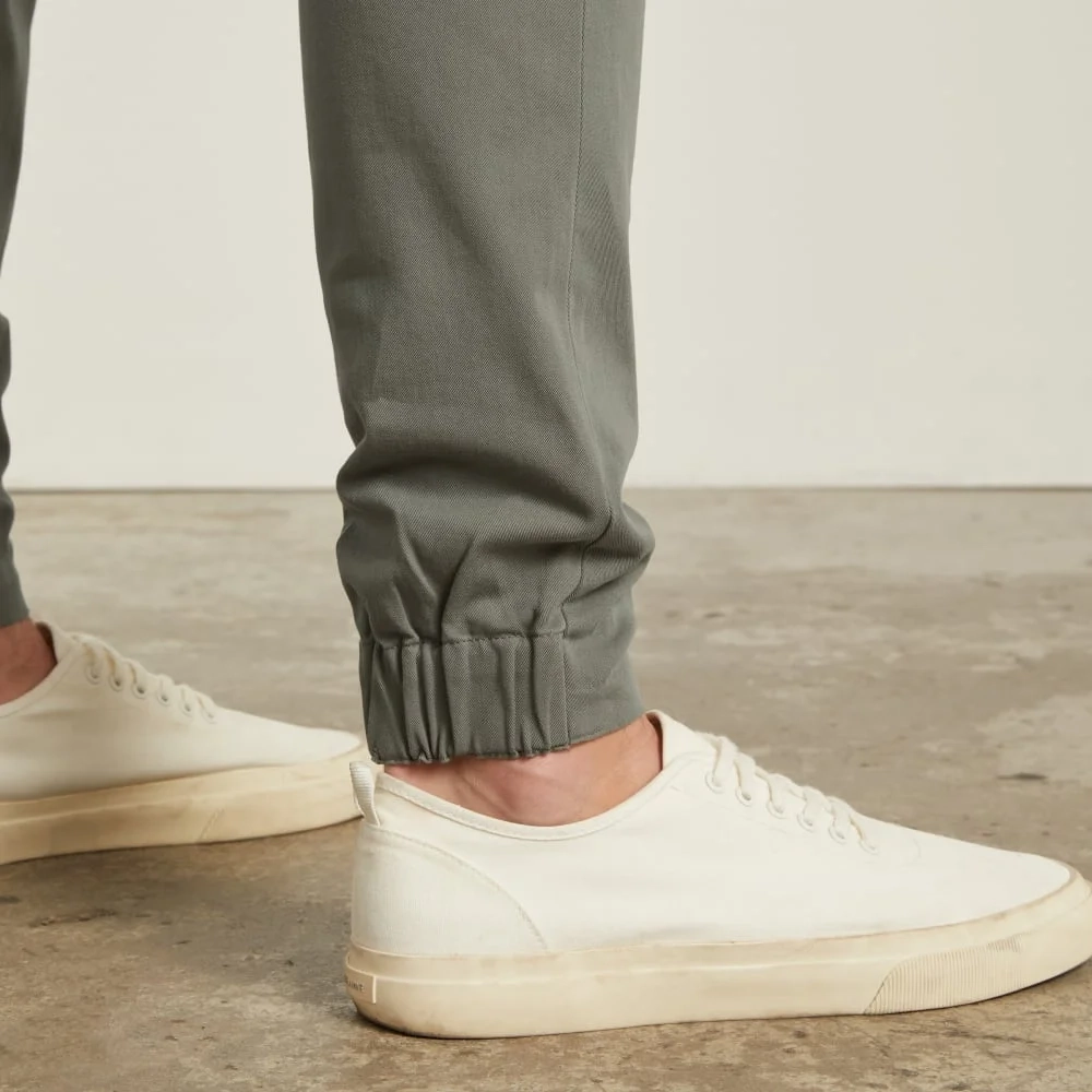 The Performance Traveler Chino | Pewter Green (2)
