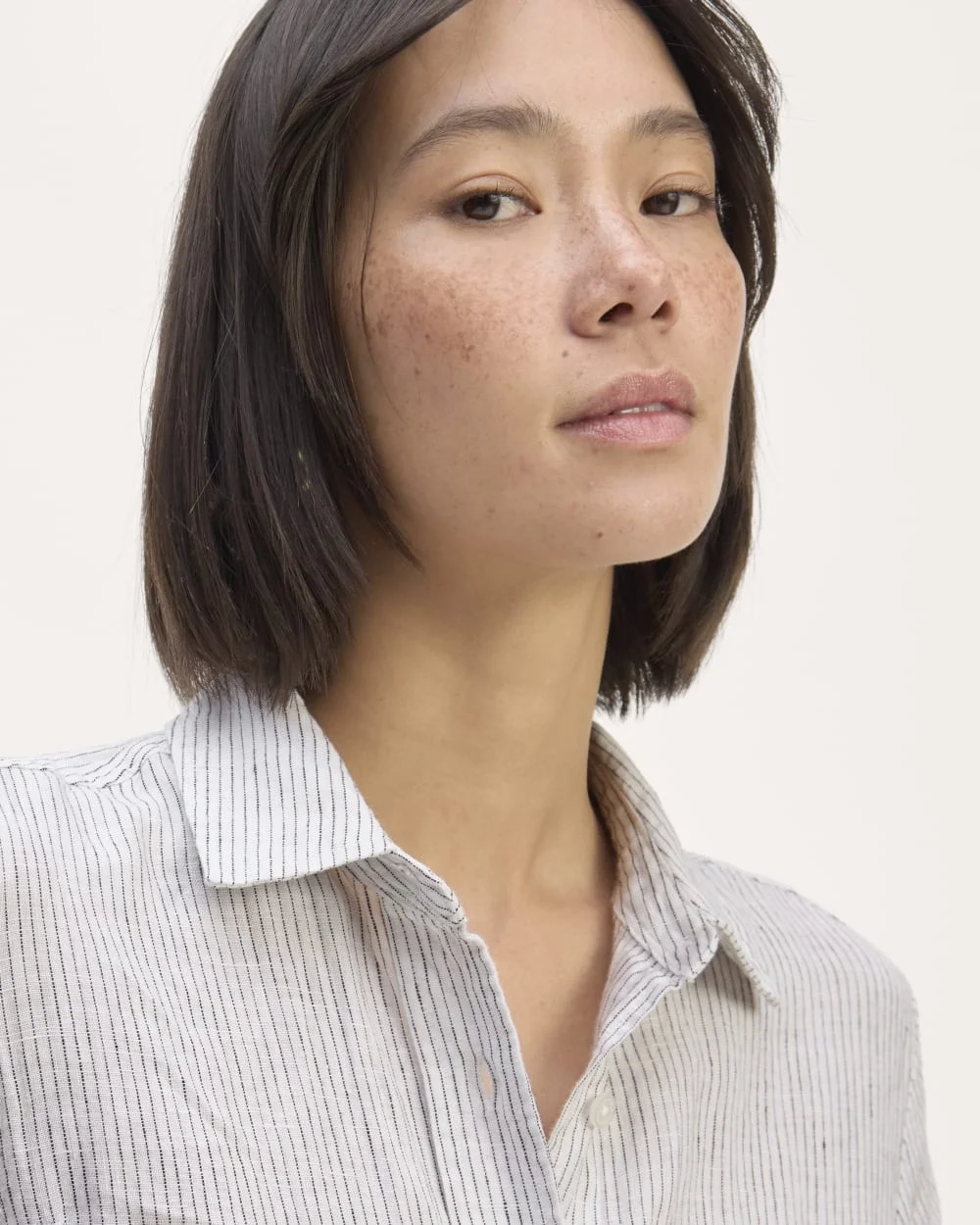 The Daytripper Dress in Linen | White / Black (3)