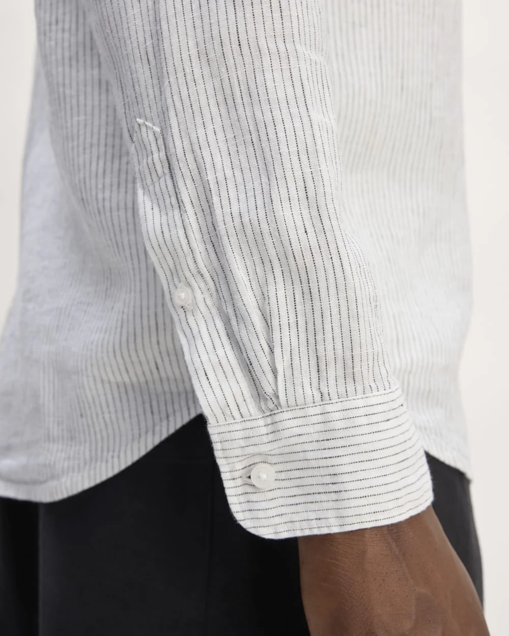 The Classic Shirt in Linen | White / Black (3)