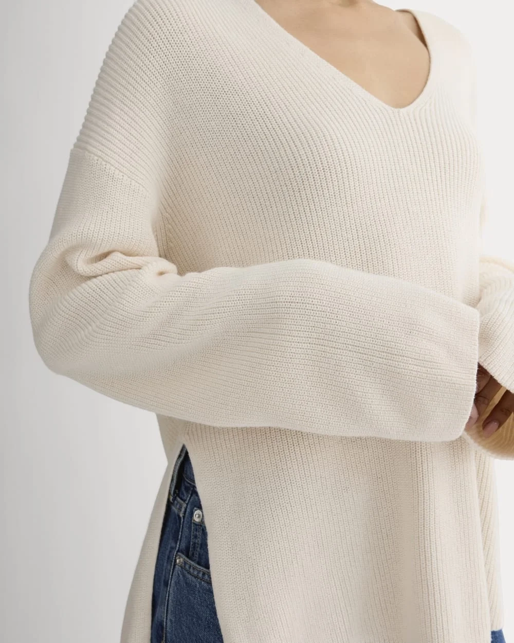 The Slouchy V-Neck in Everyday Cotton | Canvas (3)