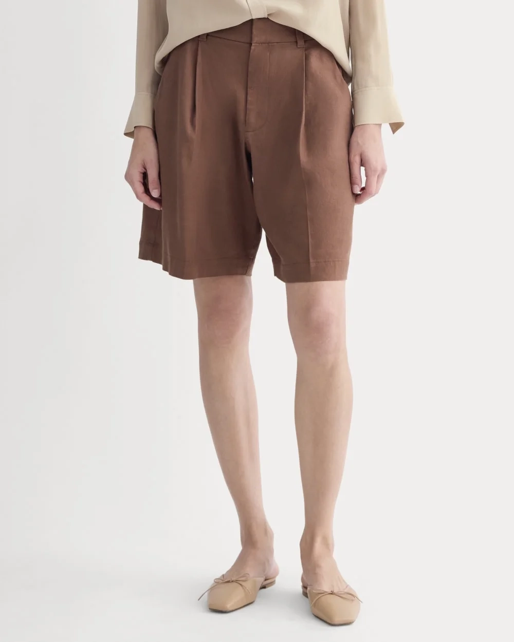 The Pleated Short in Stretch Linen | Cedarwood (3)