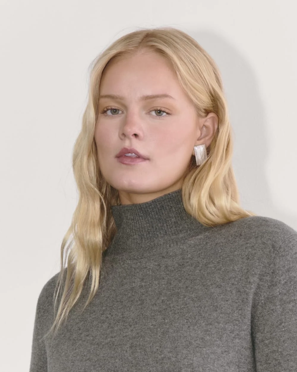 The Turtleneck Sweater Dress in Cashmere | Heather Charcoal (2)
