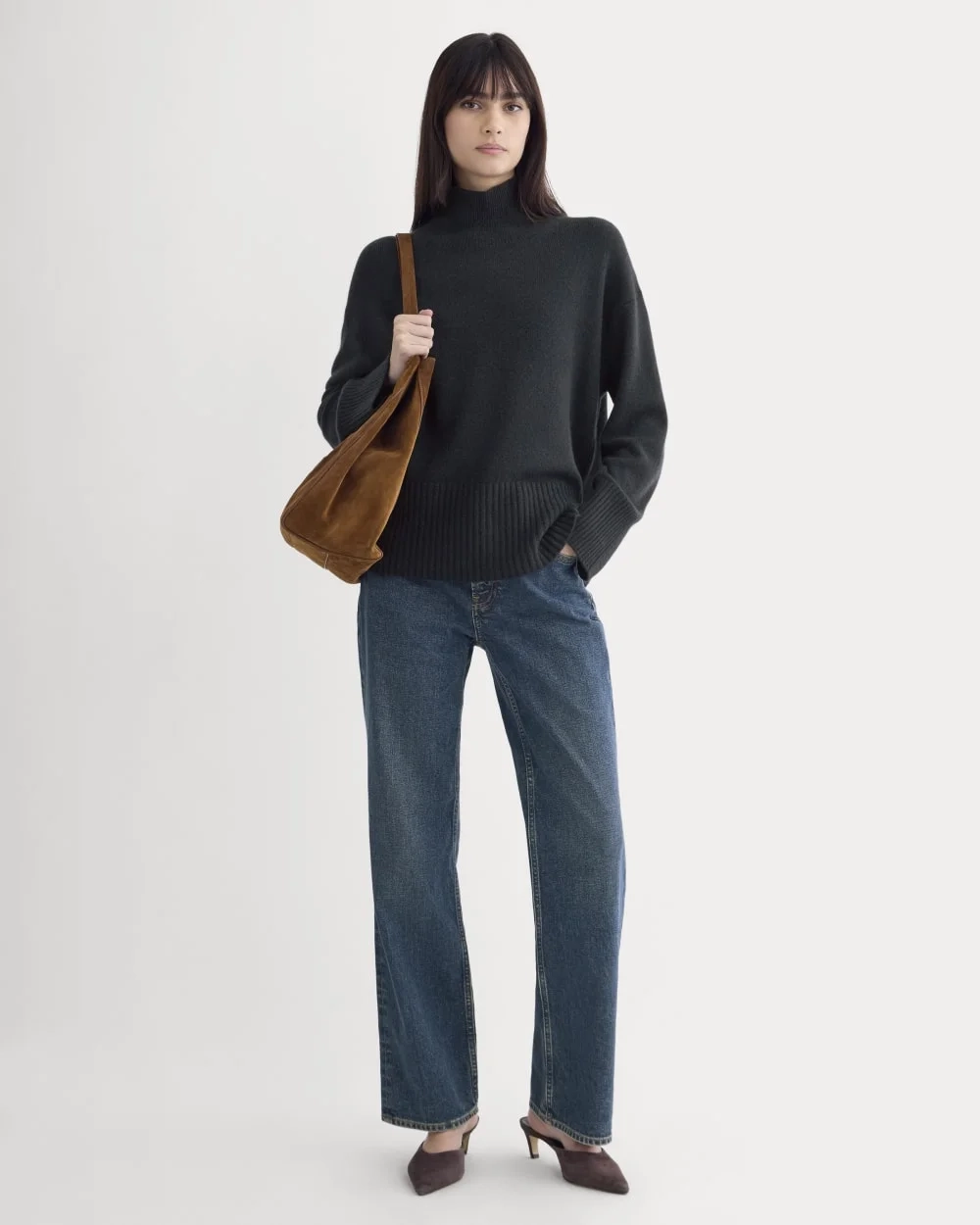 The Boxy Turtleneck in Cashmere | Navy (2)