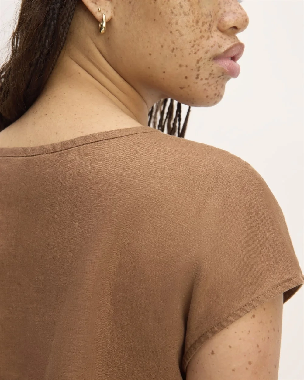 The Muscle Top in Linen | Carob Brown (2)