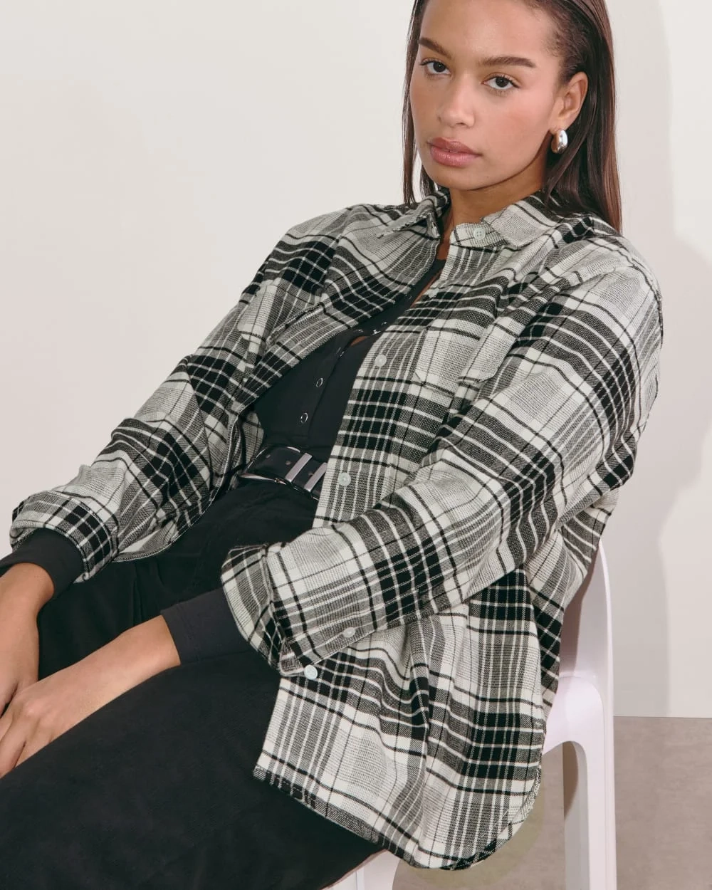 The Boyfriend Shirt in Flannel | Light Heather Oat / Black (2)
