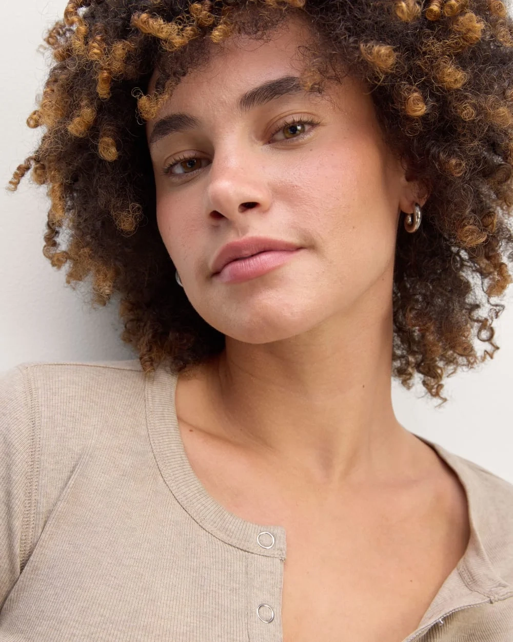 The Luxe Rib Henley | Heathered Tan (2)