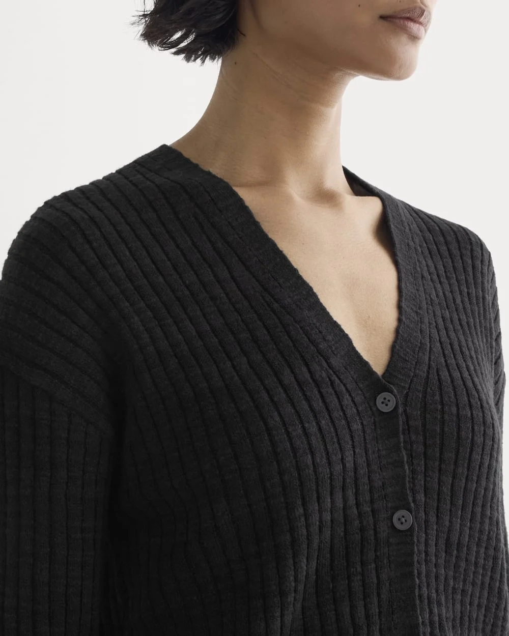 The Ribbed Cardigan in Cotton Linen | Black (2)
