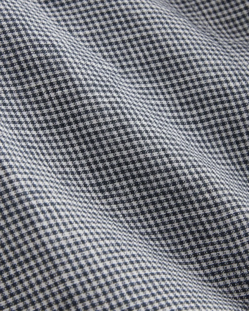 The Notch Shirt in Linen | Midnight Navy Gingham (4)