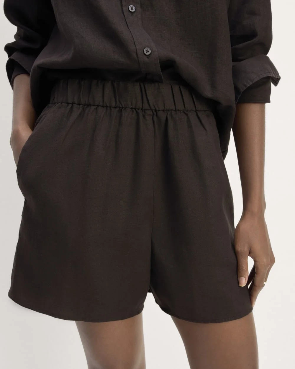 The Linen Easy Short | Black (4)
