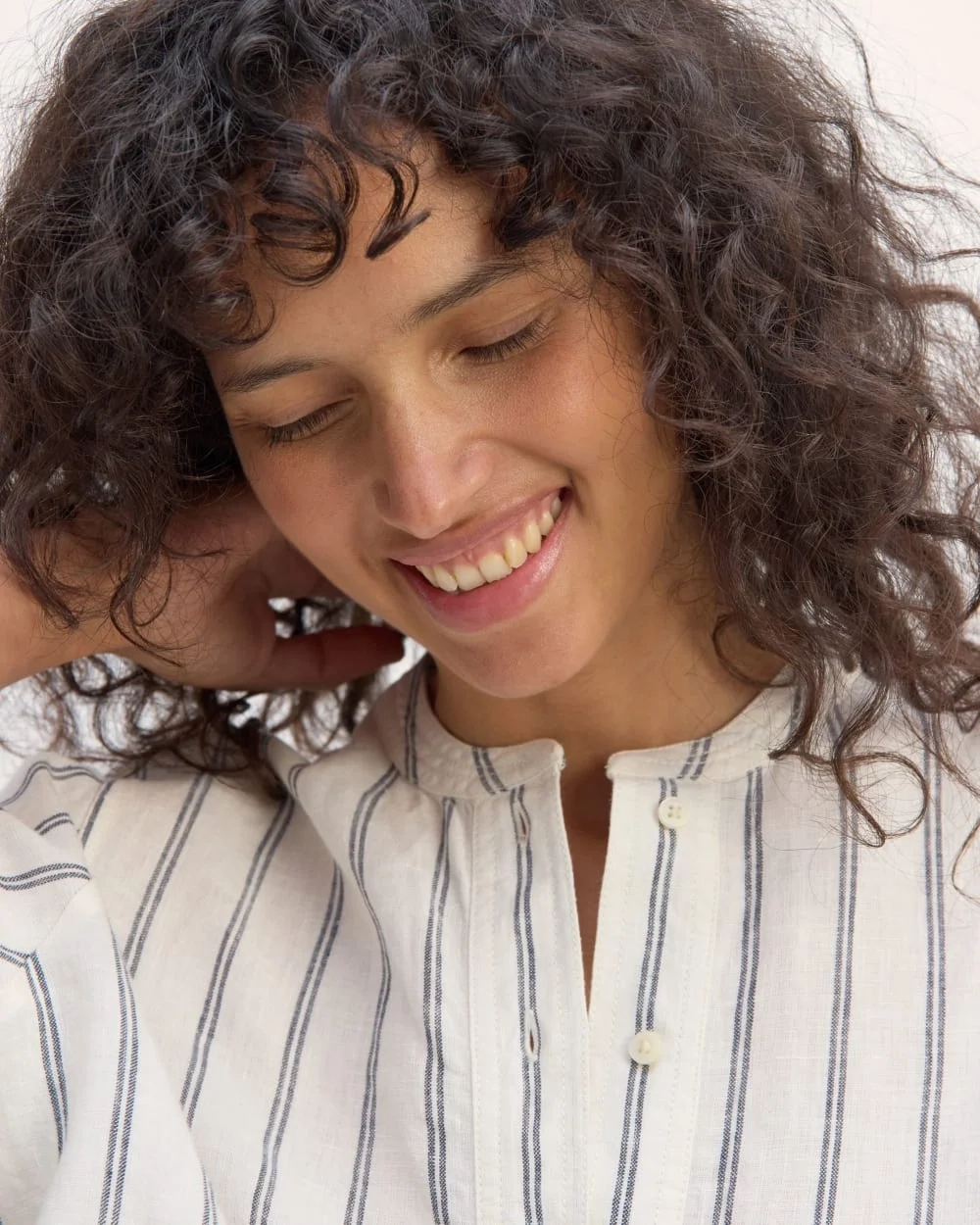 The Henley Shirt in Linen | Bone/Navy (3)