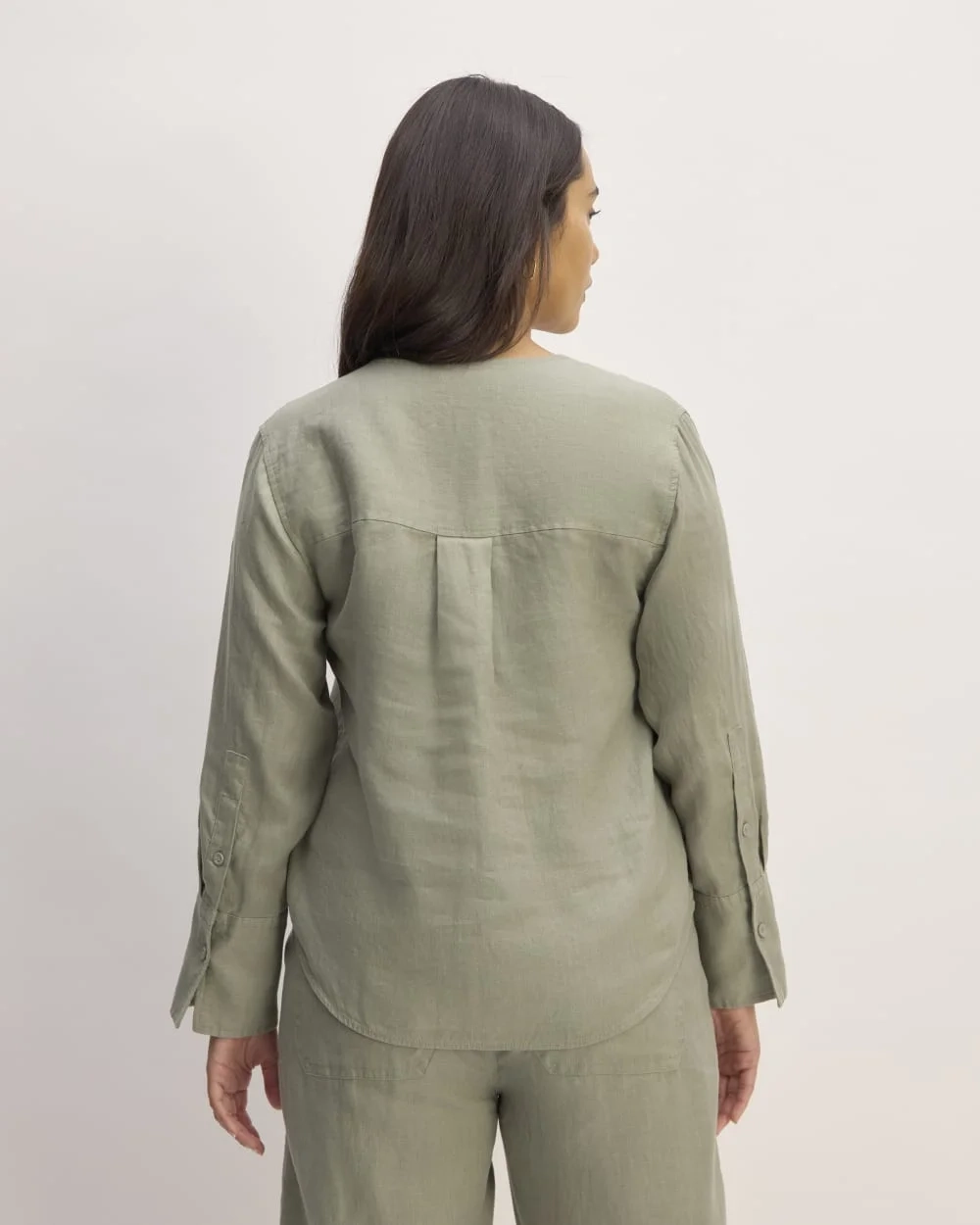 The Popover Shirt in Linen | Sage Green (2)