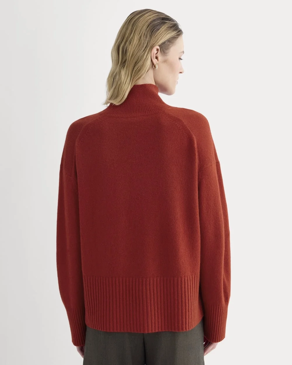 The Boxy Turtleneck in Cashmere | Berry Red (2)