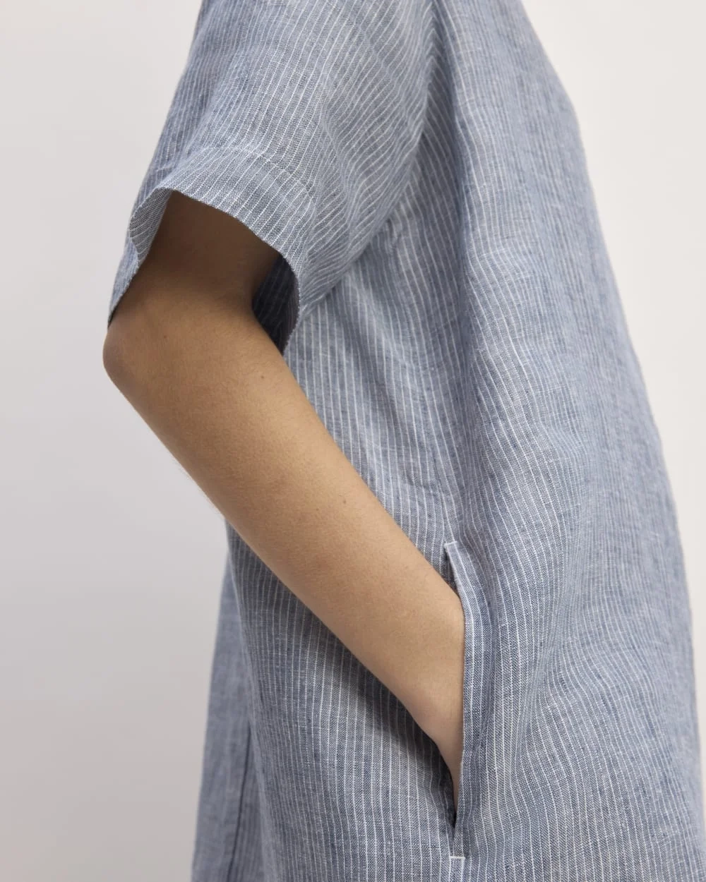 The Shirtdress in Linen | White / Blue (4)
