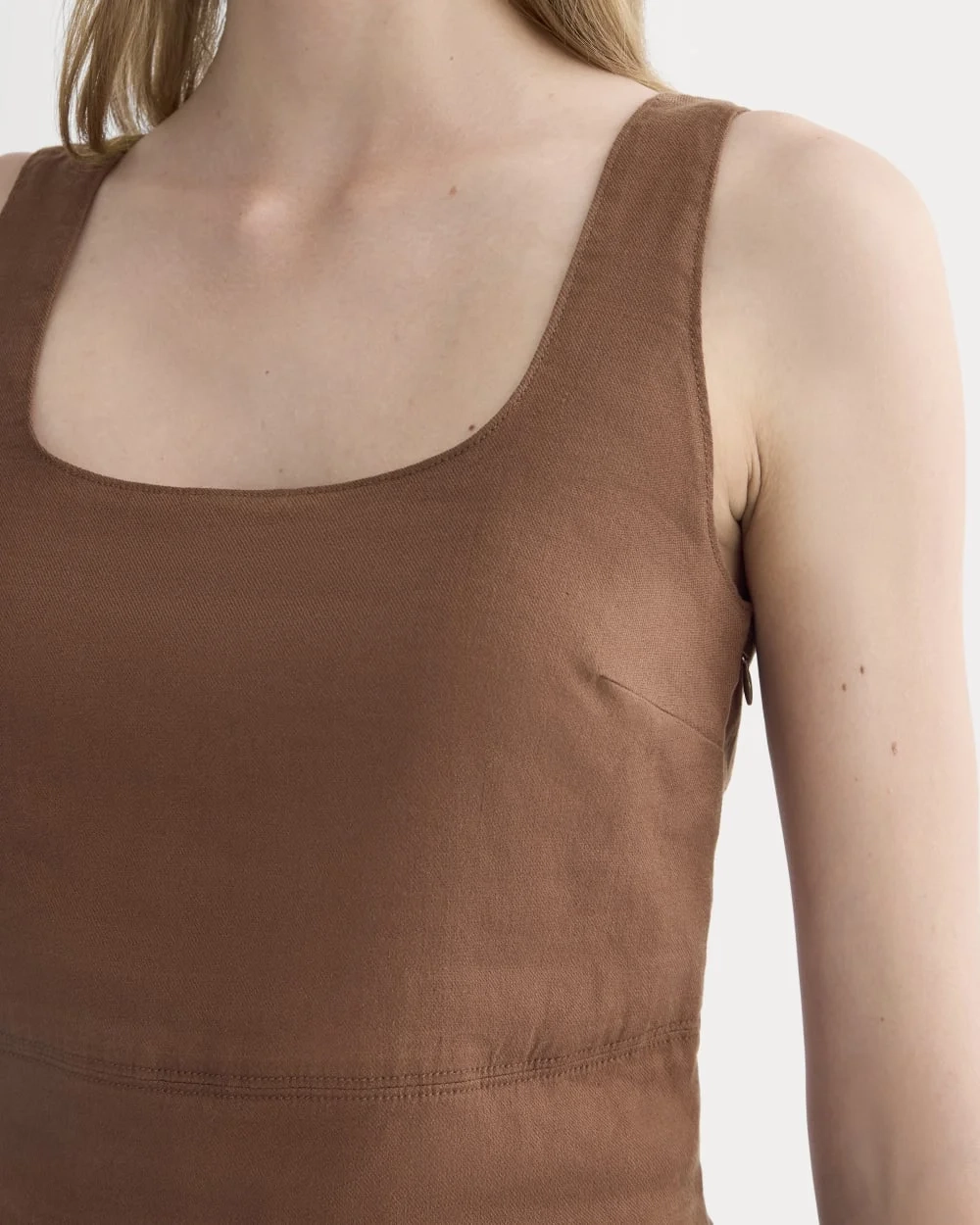 The Square Tank in Stretch Linen | Cedarwood (3)