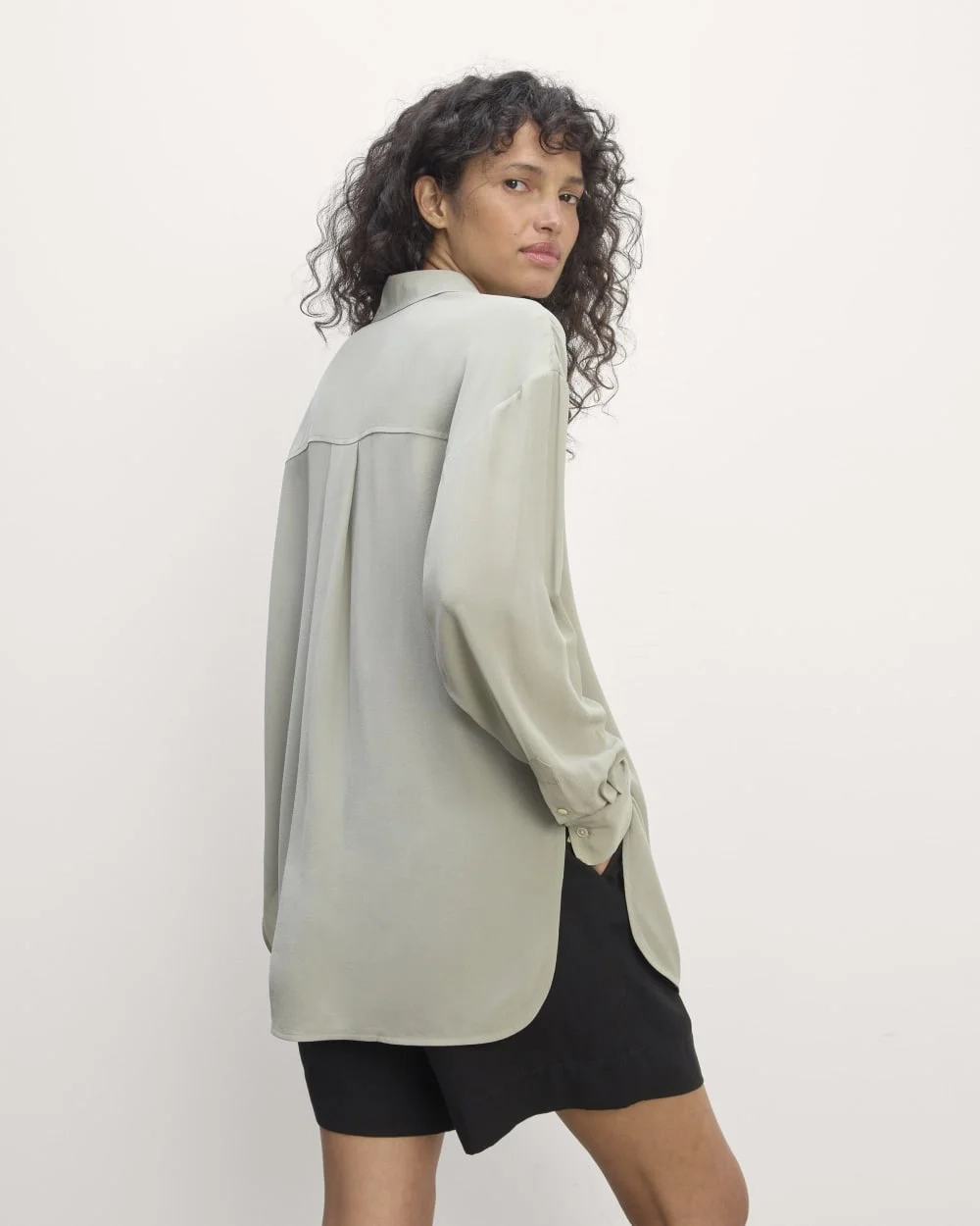 The Boyfriend Shirt in Washable Silk | Seagrass (2)