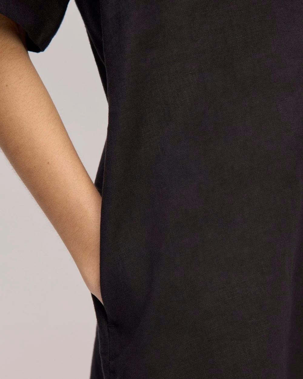 The Shirtdress in Linen | Black (2)