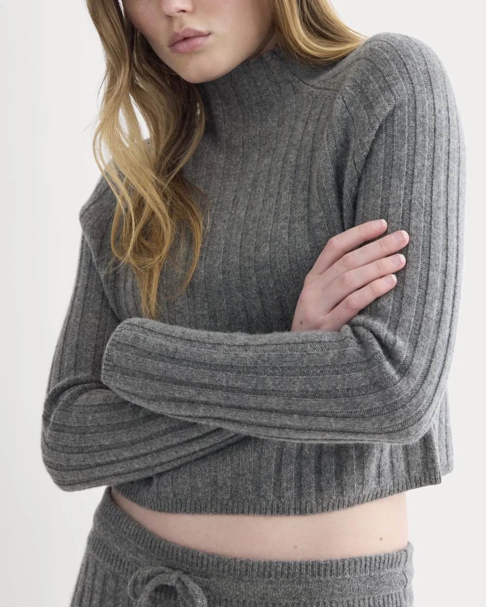 Funnel-Neck Cropped Sweater in Wool Cashmere | Heather Charcoal (4)