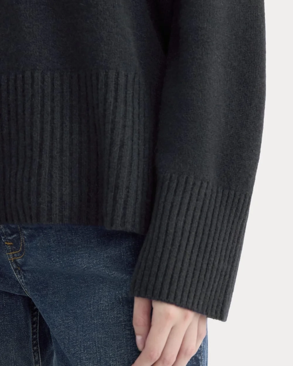 The Boxy Turtleneck in Cashmere | Navy (3)