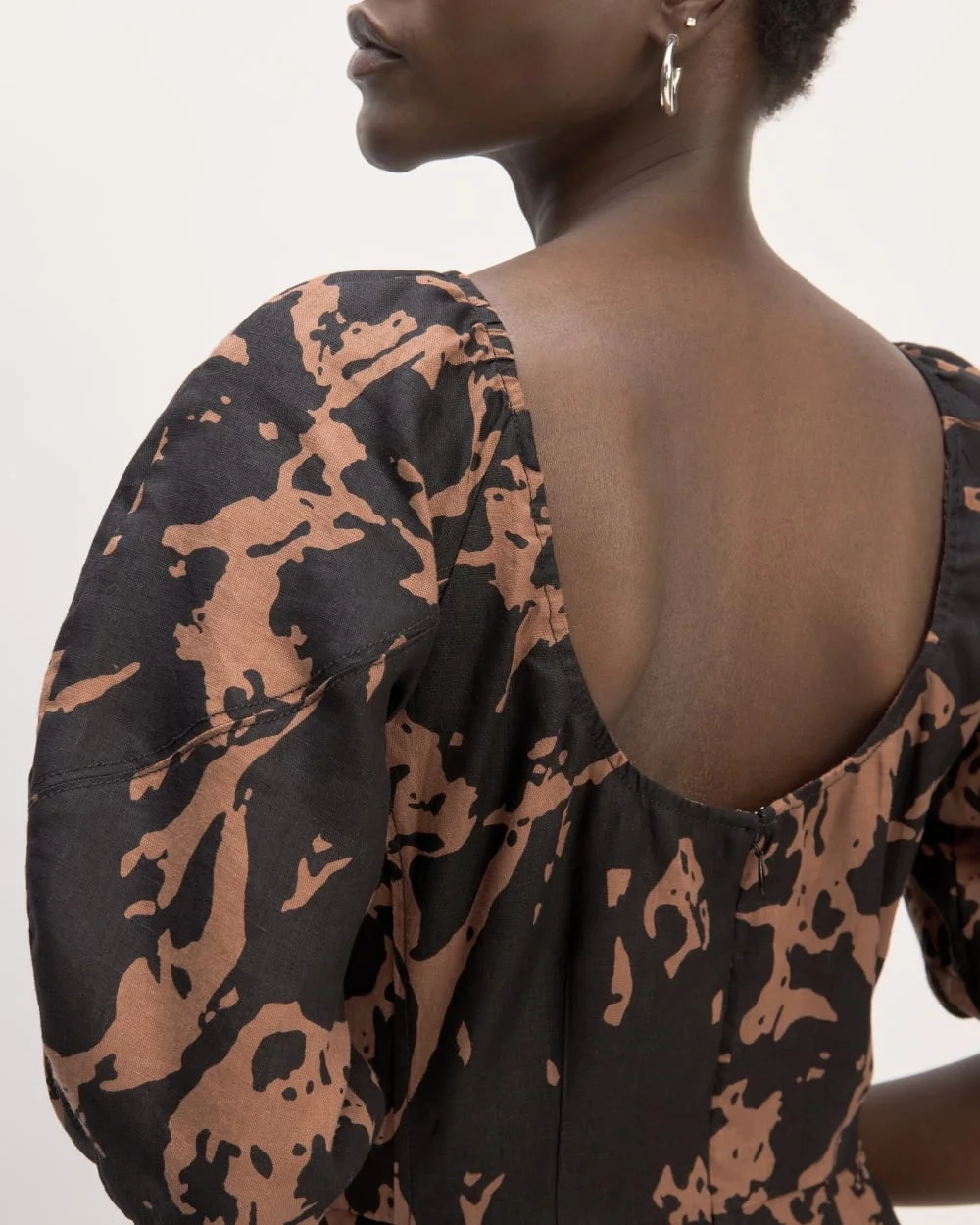 The Linen Short-Sleeve Scoop Midi Dress | Carob Brown Abstract (4)