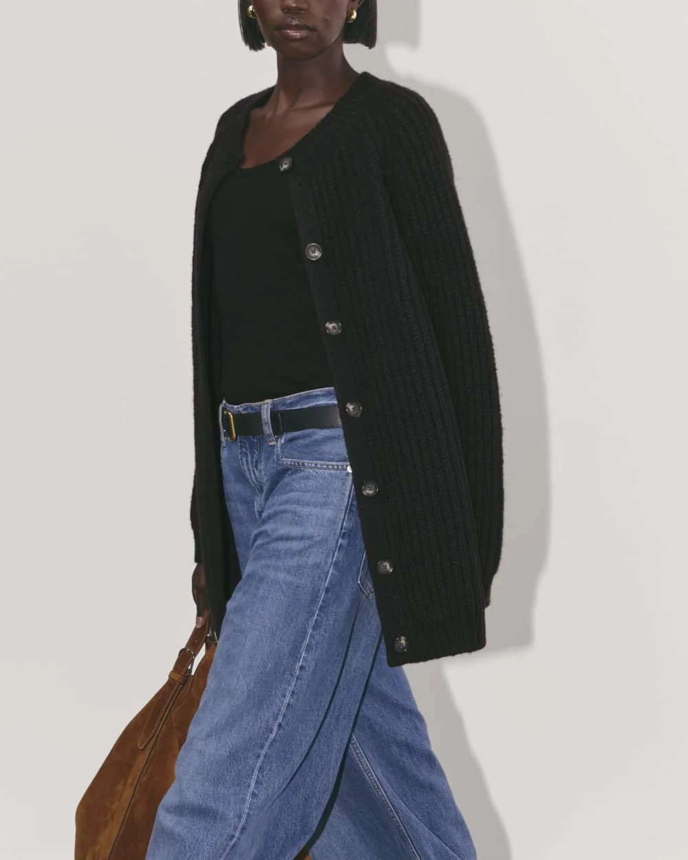 The Fisherman Cardigan in Cloud | Black (2)