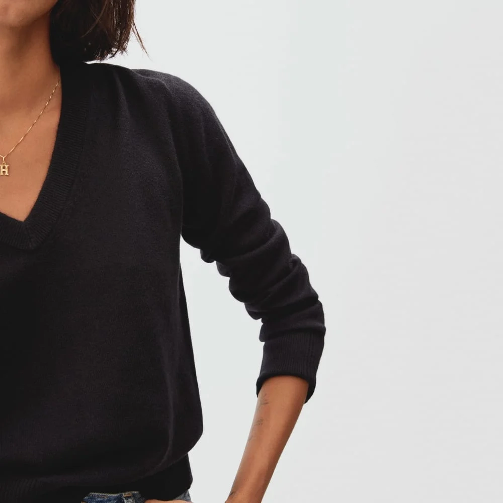 The Cashmere V-Neck | Black (4)