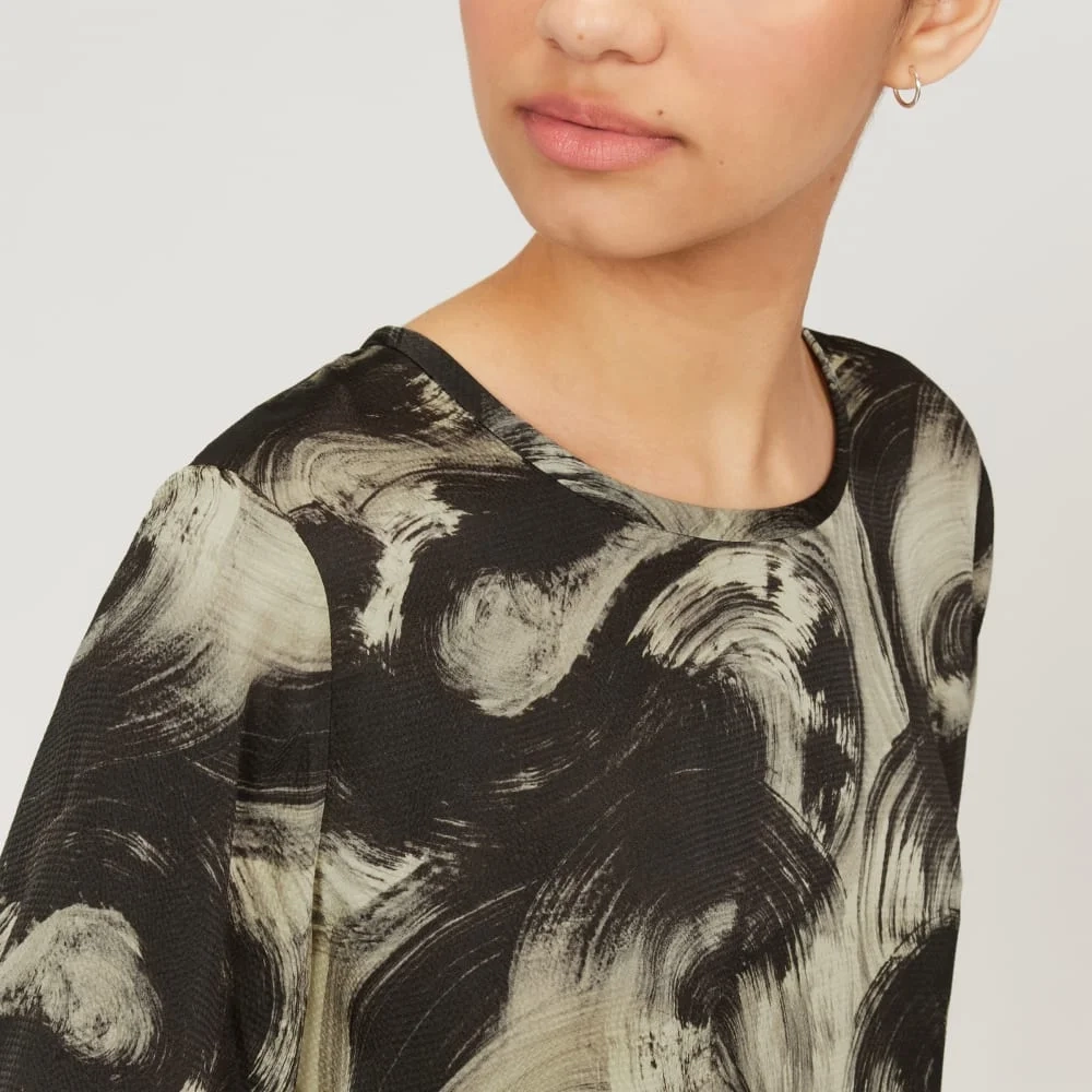 The Satin Relaxed Tee | Pale Yellow / Black (2)