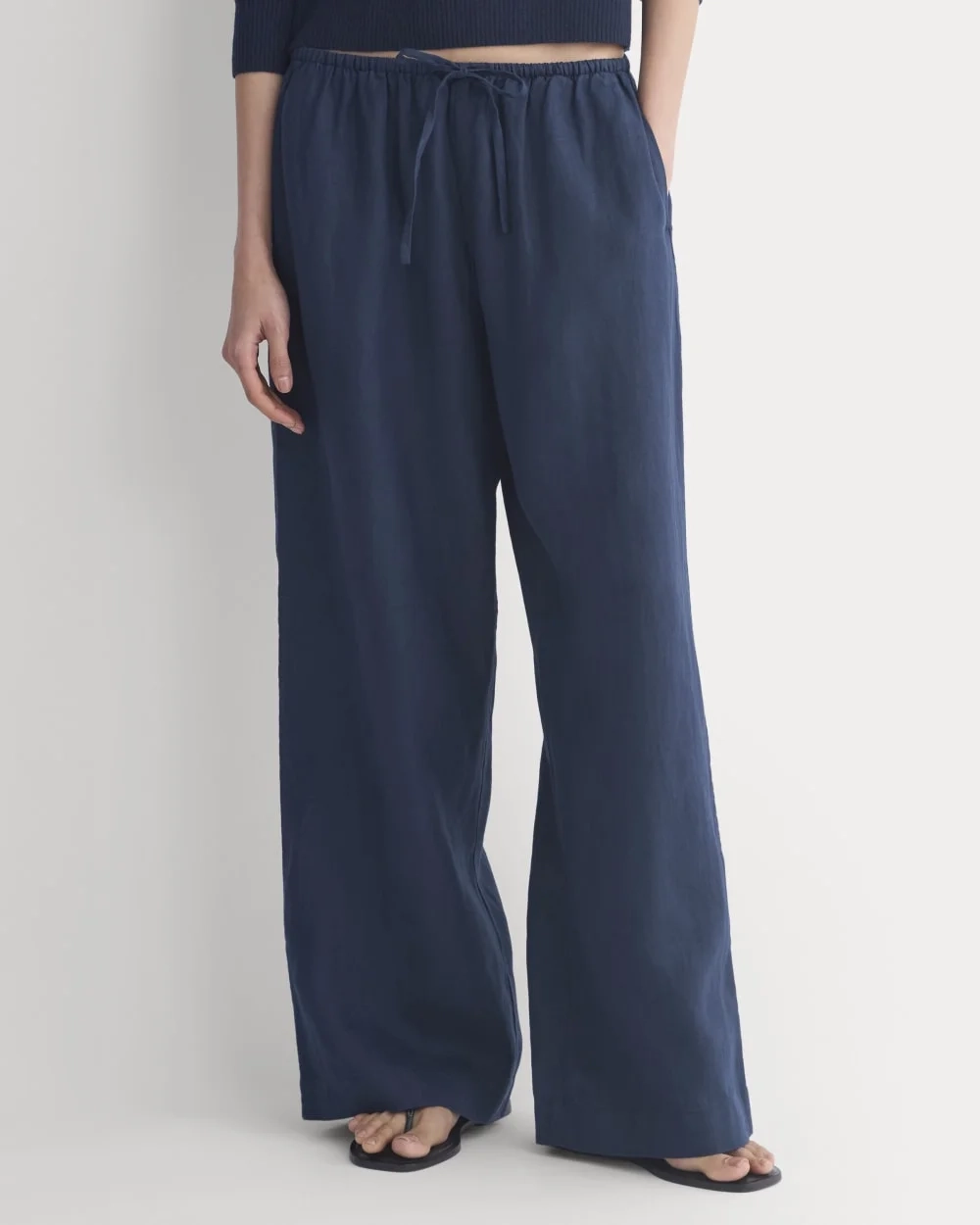 The Drawstring Pant in Linen | Navy (3)