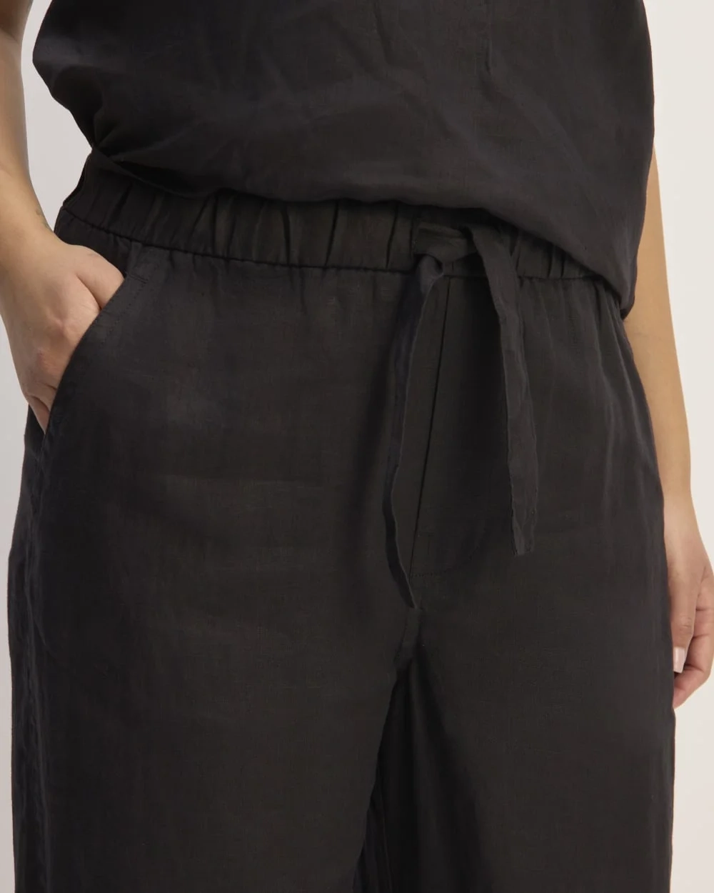 The Linen Pull-On Barrel Pant | Black (2)