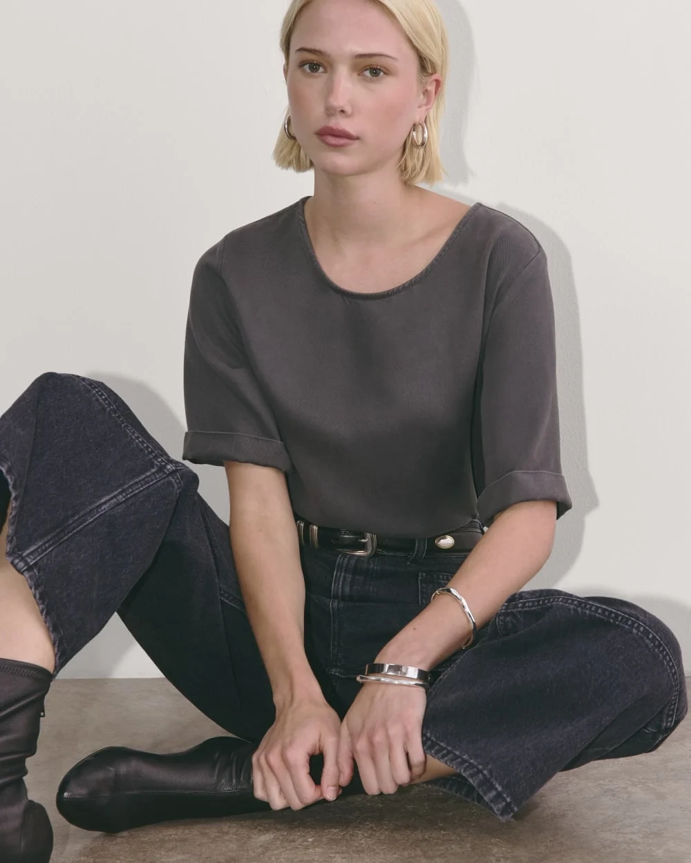 The Relaxed Tee in Buttersoft | Graphite (5)