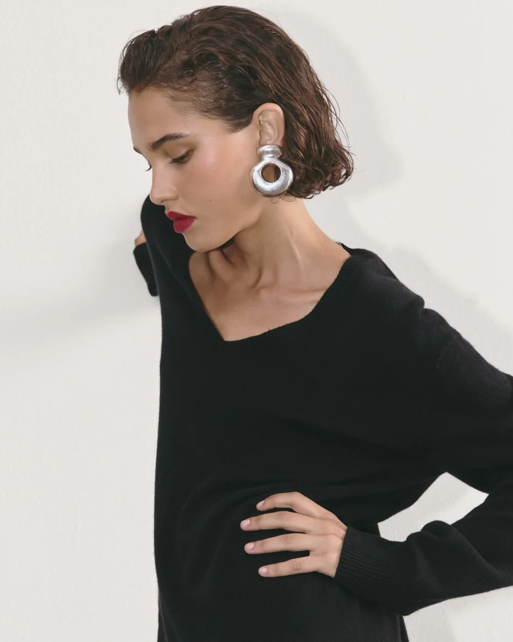 The Classic V in Cashmere | Black (3)