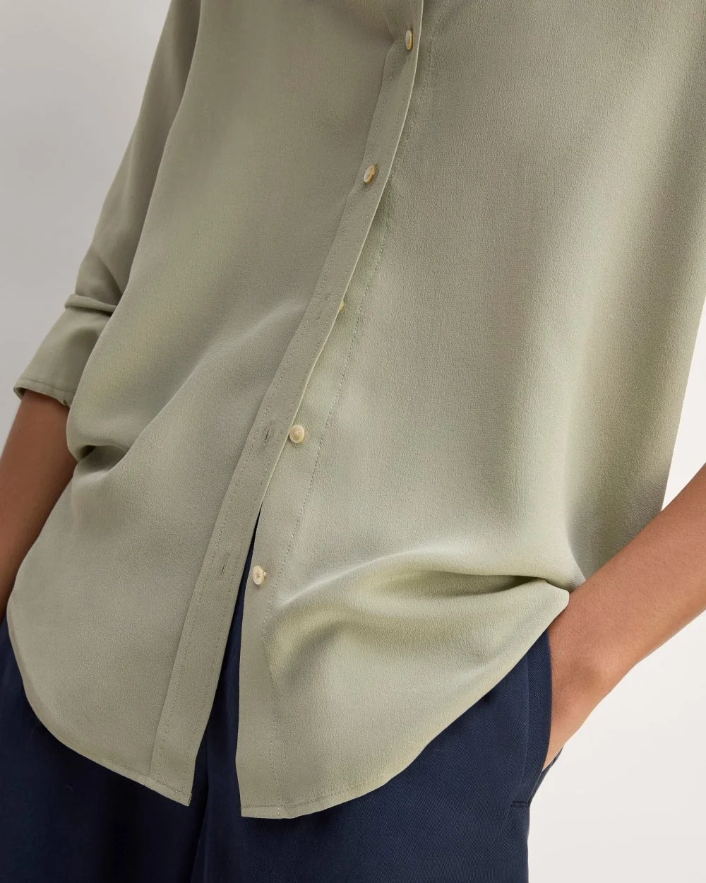 The Must-Have Shirt in Washable Silk | Seagrass (3)