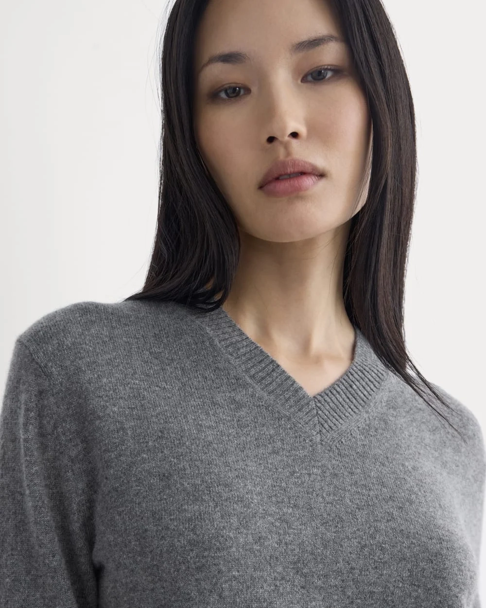 Cashmere Cropped High-V Sweater | Heather Charcoal (3)
