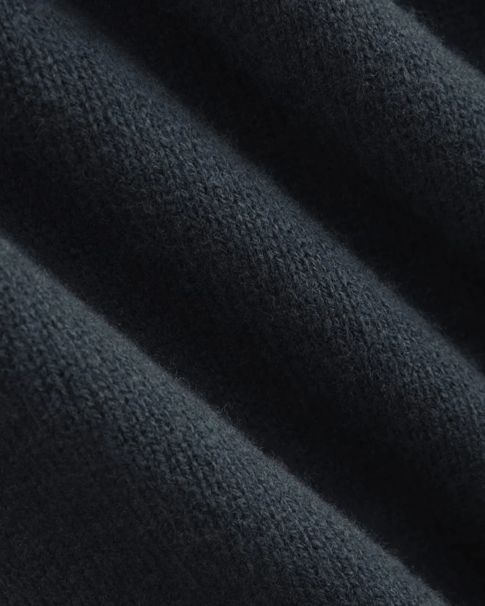 V-Neck Sweater in Extrafine Luxe Merino | Navy (4)