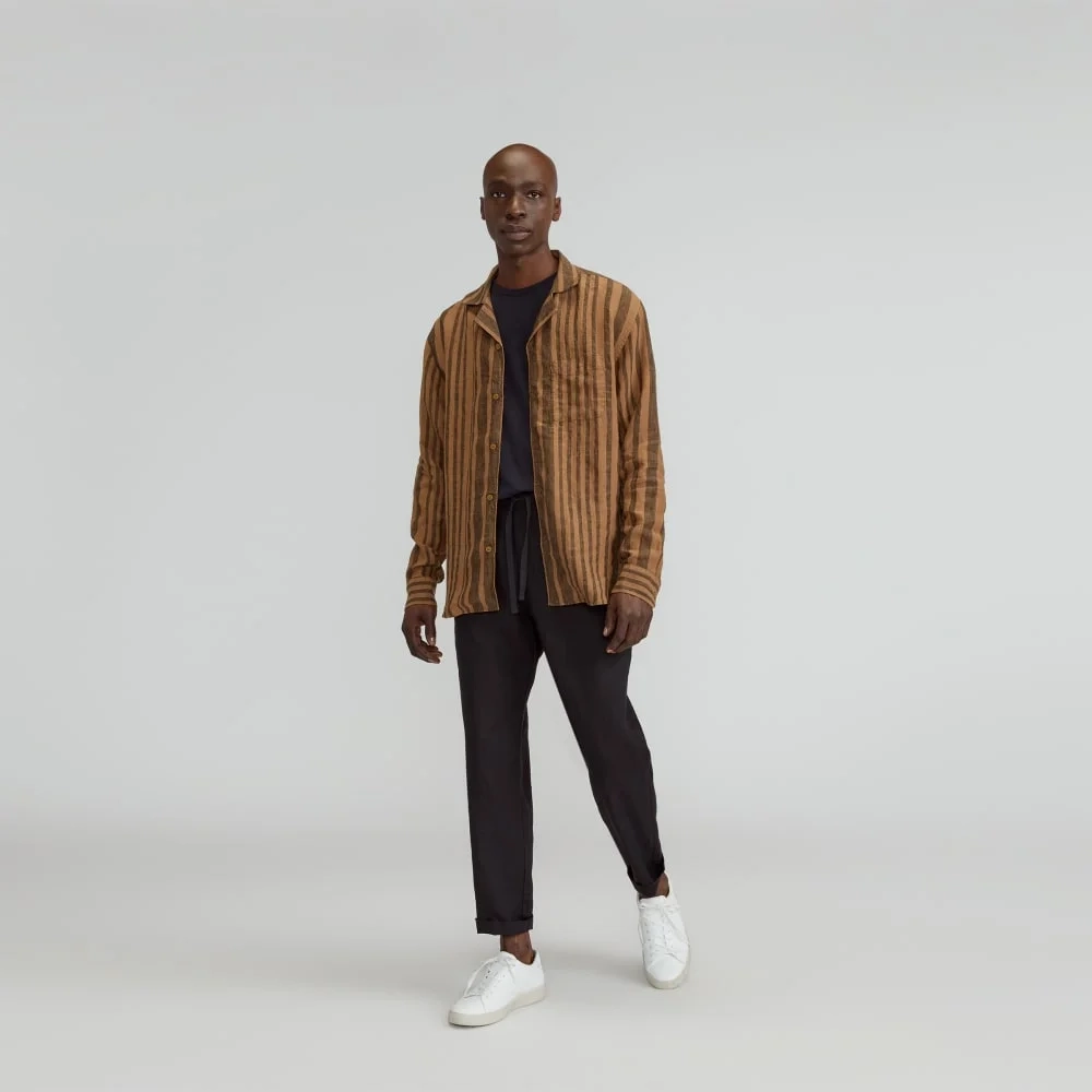 The Relaxed Linen Long-Sleeve Shirt | Toasted Coconut / Black (2)