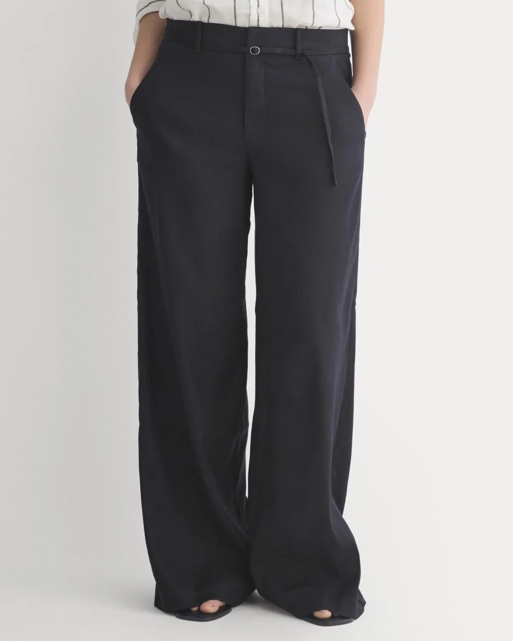 Wide-Leg Belted Pant in Stretch Linen | Black | Regular (4)
